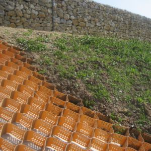 geocelda con talud vegetado